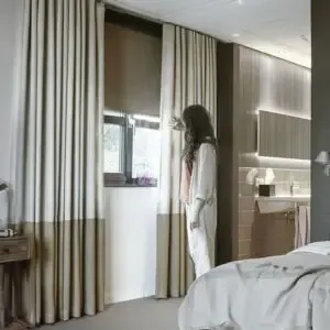 Moderne Fenstergestaltung mit transparenten Stores