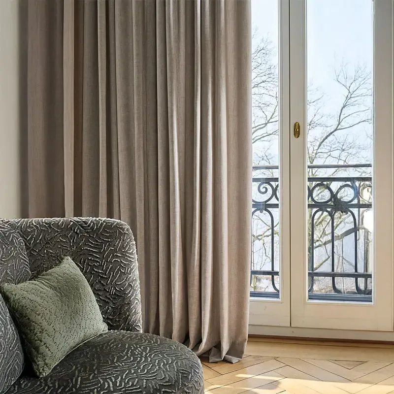 Helle Leinenvorhänge im modernen Ambiente