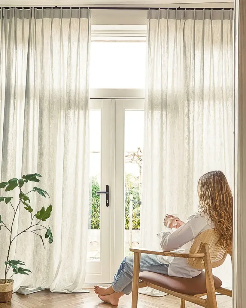 Lichtdurchfluteter Raum mit eleganten Vorhängen für gemütliche Atmosphäre