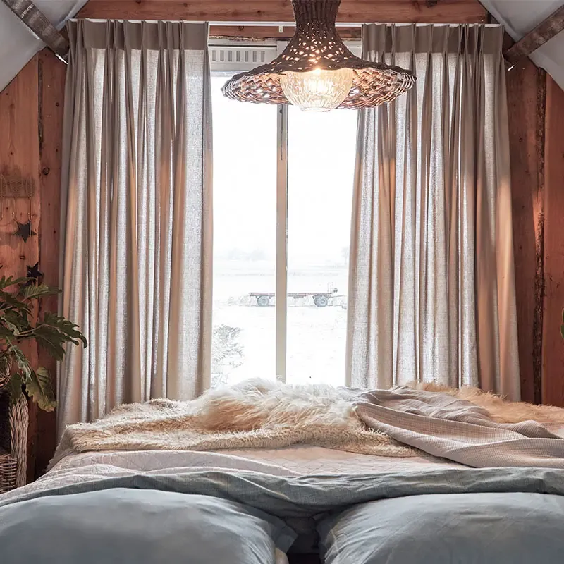 Detailaufnahme hochwertiger Vorhangstoff mit Faltenwurf – Maßanfertigung Berlin